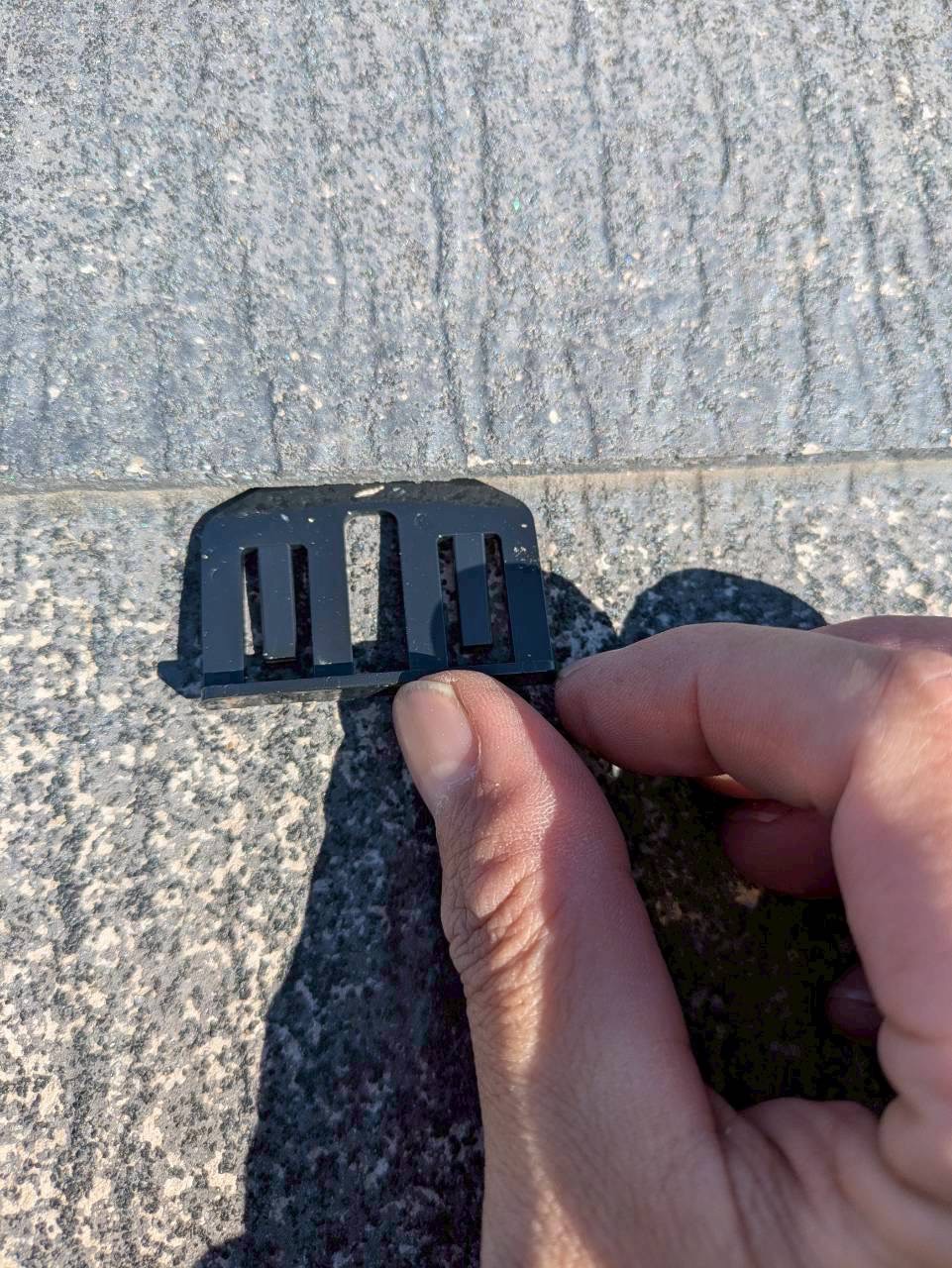 スレート屋根にタスペーサーを差し込み中